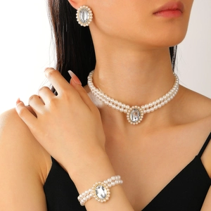 Vue détaillée d'un ensemble de bijoux en perles et strass double rang sur mannequin