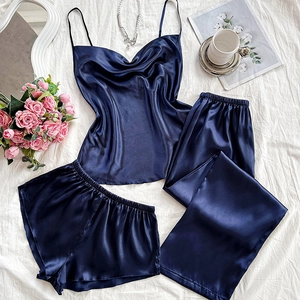 Ensemble pyjama 3 pièces en satin bleu marine avec caraco, short et pantalon