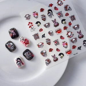 Nahaufnahme von 5D-Gothic-Nagelaufklebern mit Totenkopf-, Herz- und Rosenmotiven auf Nägeln