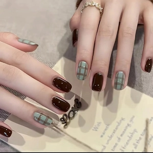 Short Square Press On Nails Maillard Brown Plaid Pattern Glossy Artificial False Nails For Women Daily Wear
