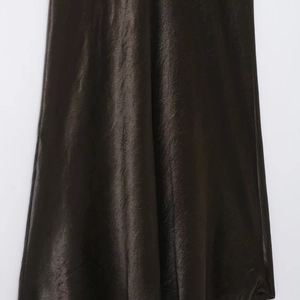 Robe longue élégante en satin avec col en V, drapé fluide et tissu soyeux brillant