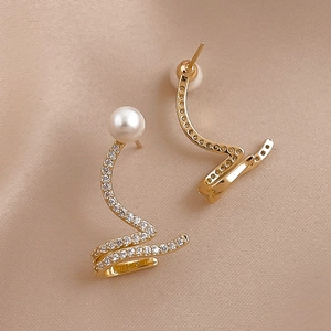 Elegant snake-shaped pearl earring with rhinestones and S925 silver needle in gold finish