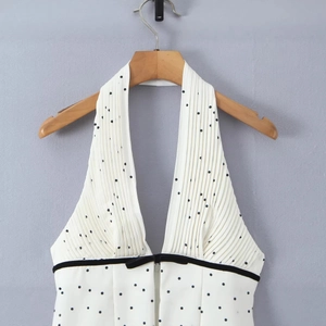 Robe dos nu blanche à pois avec nœud noir et détails plissés sur la poitrine