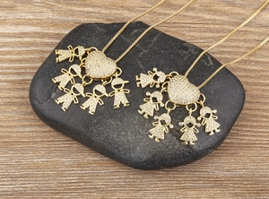 Dettaglio di collane placcate oro 18k con cuori e ciondoli per bambini e bambine