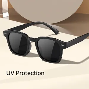 Gafas de sol cuadradas negras con remaches plateados y lentes de protección UV de alta calidad
