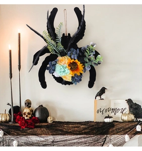 Gros plan d'une couronne d'araignée d'Halloween avec tournesols sur une cheminée déco