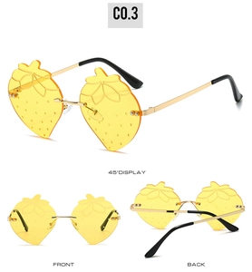 Drei Ansichten einer randlosen Erdbeersonnenbrille mit gelben Gläsern und goldenen Bügeln