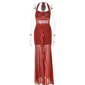Détail de robe dos nu rouge avec mesh transparent et fente latérale à volants élégants