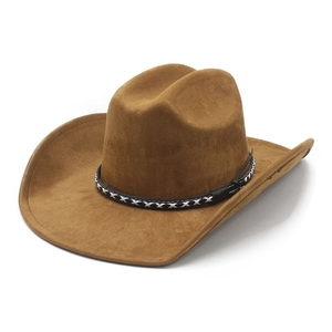 Détail d'un chapeau de cowboy marron en daim avec ruban tressé noir et blanc élégant