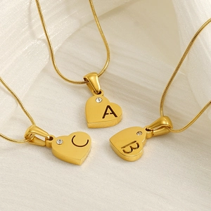 Colliers pendentifs coeur en plaqué or avec lettres A, B, C gravées et petits diamants