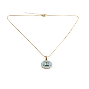 Détail macro du collier œil maléfique plaqué or avec émail bleu et cristaux brillants