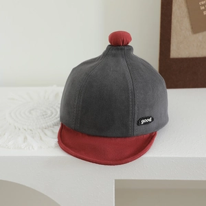 Detail der Baby-Farbblock-Kappe mit grauem Canvas, roter Krempe und Good-Logo-Patch