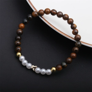 Bracelet en perles d'oeil de tigre avec perles et pendentif étoile dorée sur cuir noir