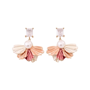 Boucles d'oreilles vintage dorées avec pétales en émail et détails de perles blanches