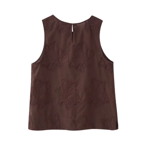 Détail du haut sans manches marron foncé avec broderie florale complexe et boutons au dos