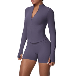 Ensemble de yoga en tricot côtelé avec veste zippée et short à taille haute