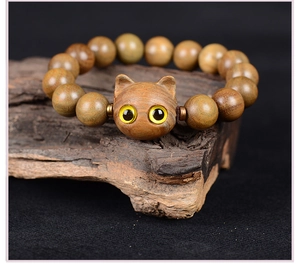 Détail de perles en bois de santal sculptées à la main avec pendentif chat brun sur bois