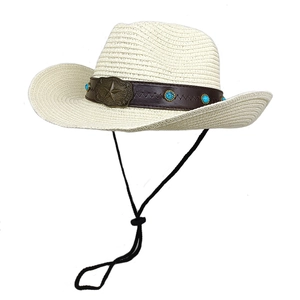 Détail du chapeau de cowboy en paille crème avec perles turquoise et boucle étoile en métal