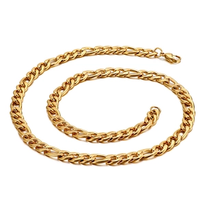Collier chaîne à maillons NK 3:1 en acier inoxydable doré sur fond blanc pur