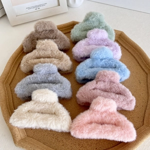 Lot de 9 grandes pinces à cheveux en peluche aux couleurs pastel sur un plateau