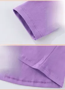Dettaglio della trama a coste e cuciture precise sull'abito viola in cotone da bimba