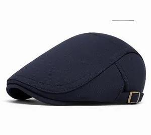 Dettaglio della coppola blu navy in cotone con fibbia laterale regolabile in rame