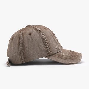 Berretto da baseball vintage in cotone marrone scuro lavato con dettagli strappati