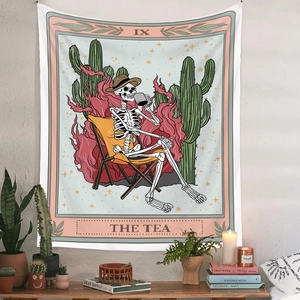 Tapisserie tarot bohème avec squelette buvant du thé suspendue dans un intérieur cosy