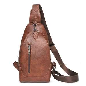 Détail du sac banane en cuir PU marron vintage avec fermeture éclair et sangle réglable
