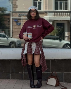Détail du sweat-shirt bordeaux avec broderie Rich Soul et motif de logo couronne