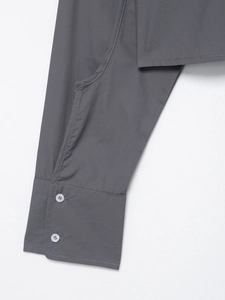 Detail shot of the dark grey poplin shirt sleeve with white double-button cuffs