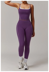 Détail de l'ensemble de yoga violet avec liserés blancs et brassière de sport dos nu