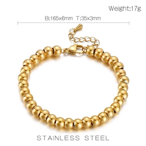 Dettaglio del bracciale con perline in acciaio inossidabile placcato oro 18k e chiusura