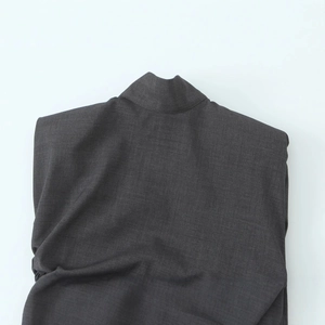 Top grigio scuro alla moda con spalline imbottite in tessuto twill e collo alto chic