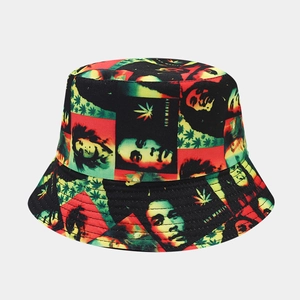 Dettaglio del cappello a secchiello reversibile Bob Marley con colori vivaci stile reggae
