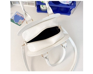 Vue de dessus du sac à main blanc motif crocodile avec fermeture éclair et doublure noire