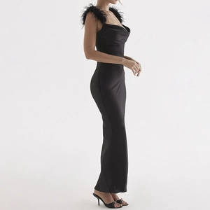 Robe longue noire à col bénitier élégante avec détails de plumes pour un look d'été