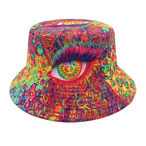Detail eines Anglerhuts mit psychedelischem Muster und farbenfroher Augengrafik