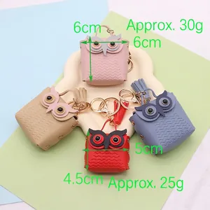 Detailed size comparison of owl-shaped PU leather keychains with dimensions and weight