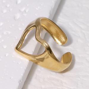 Bague ouverte en acier inoxydable plaqué or 18k avec un design de cœur évidé
