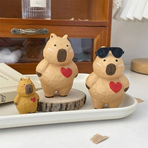 Set de 3 figurines capybaras sculptées en bois avec coeurs rouges et lunettes de soleil