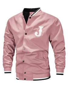 Detail van een roze varsity jack met een wit geborduurde letter J op de borst