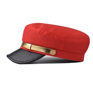 Détail du chapeau de capitaine rouge avec bord en cuir noir et corde dorée décorative
