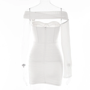 Dettaglio vestito bianco attillato con spalle scoperte e maniche lunghe trasparenti