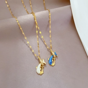 Eleganti collane con ciondolo a delfino in titanio dorato con smalto e zirconi brillanti