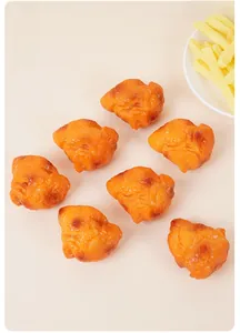 Makro-Detail von sieben goldenen realistischen künstlichen Chicken Nuggets und Pommes