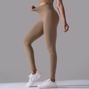 Nahaufnahme der nahtlosen High-Waist Yoga-Leggings in Khaki mit elastischem Funktionsstoff