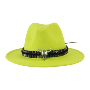 Cappello fedora di lana giallo neon con fascia etnica e testa di toro d'argento