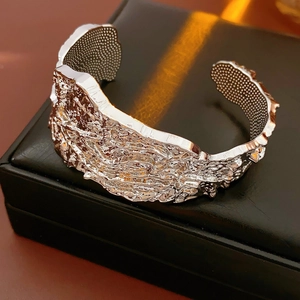 Dettaglio ravvicinato della trama lavica argentata su un bracciale rigido regolabile