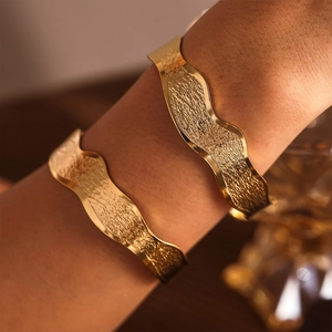 Minimalist wavy hammered texture open bangle in 18K gold plated stainless steel